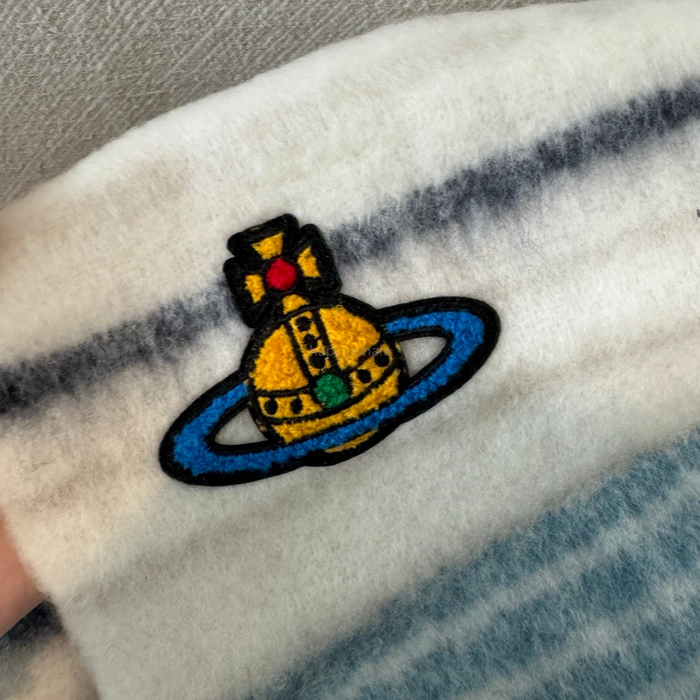 𝐕𝐢𝐯𝐢𝐞𝐧𝐧𝐞 𝐖𝐞𝐬𝐭𝐰𝐨𝐨𝐝 Classic Saturn mohair scarf